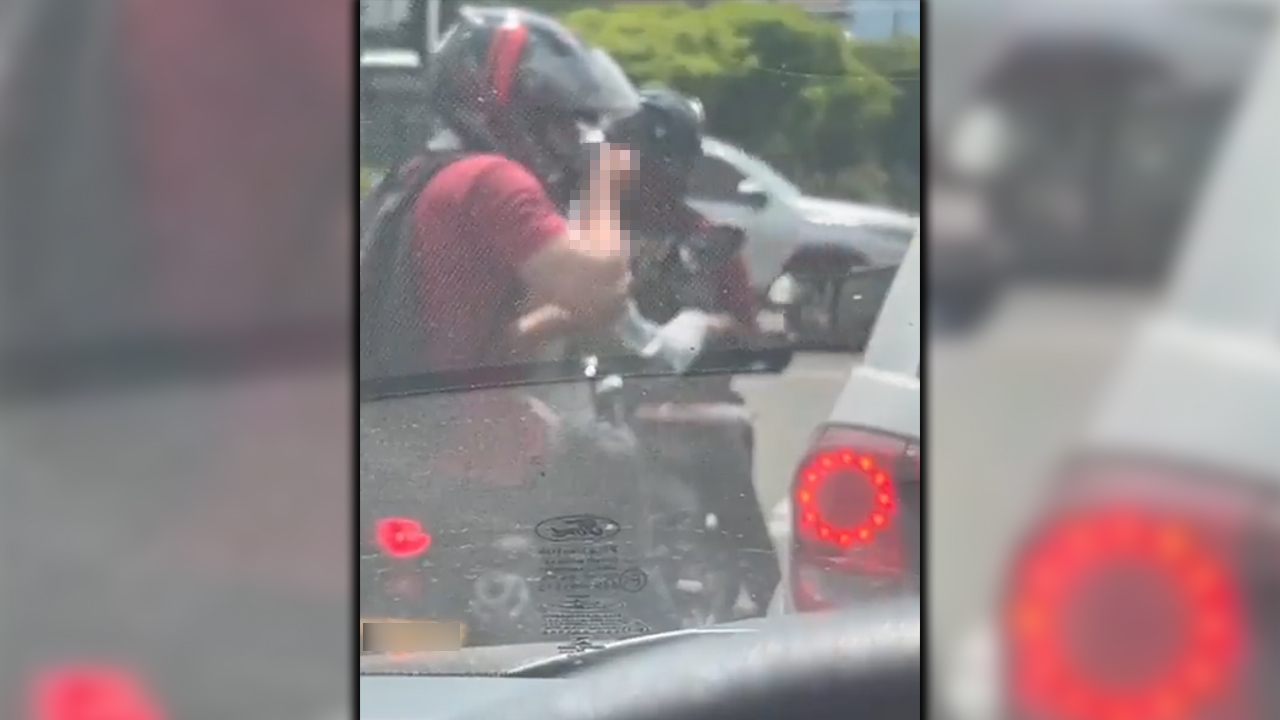 [VIDEO] Grabaron a un parrillero de moto 'dándose los pases' en plena calle