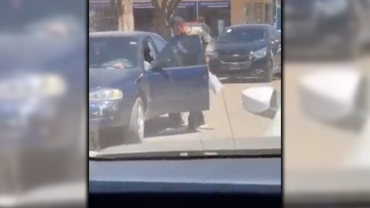 [VIDEO] Le tatuaron una rata a un hombre que estaría robando