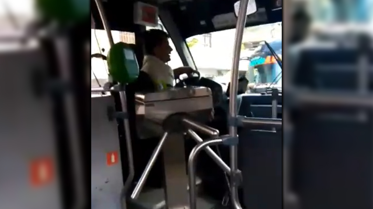 Video: ¡Más personas así! Un busero de Medellín le cantó muy lindo a las mamás que iban en el bus