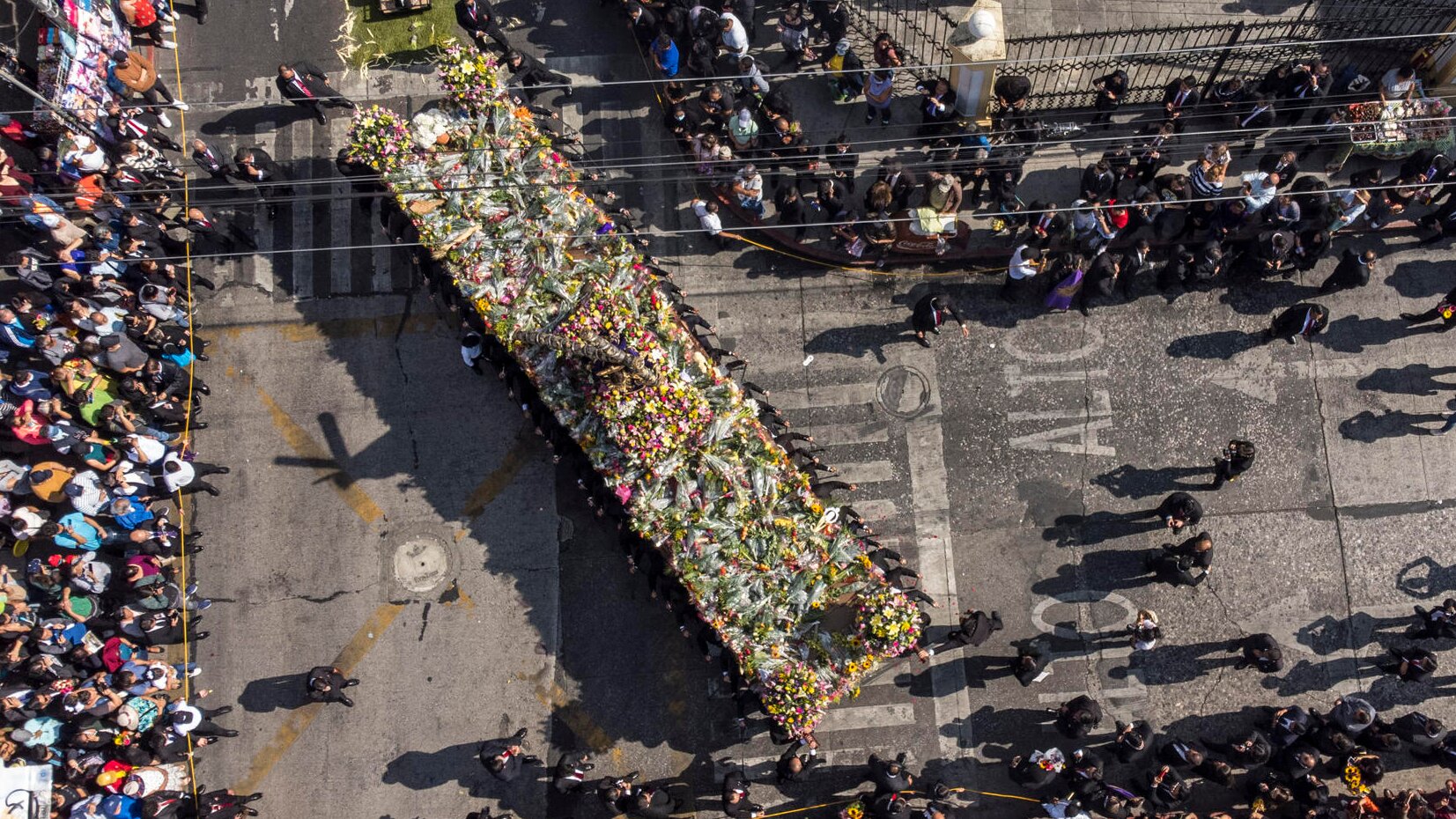 Católicos abarrotan el centro de Guatemala por una procesión