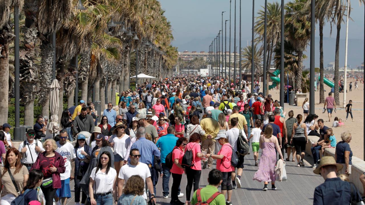 Un fuerte calor sacude España con máximas hasta 15º por encima de la media