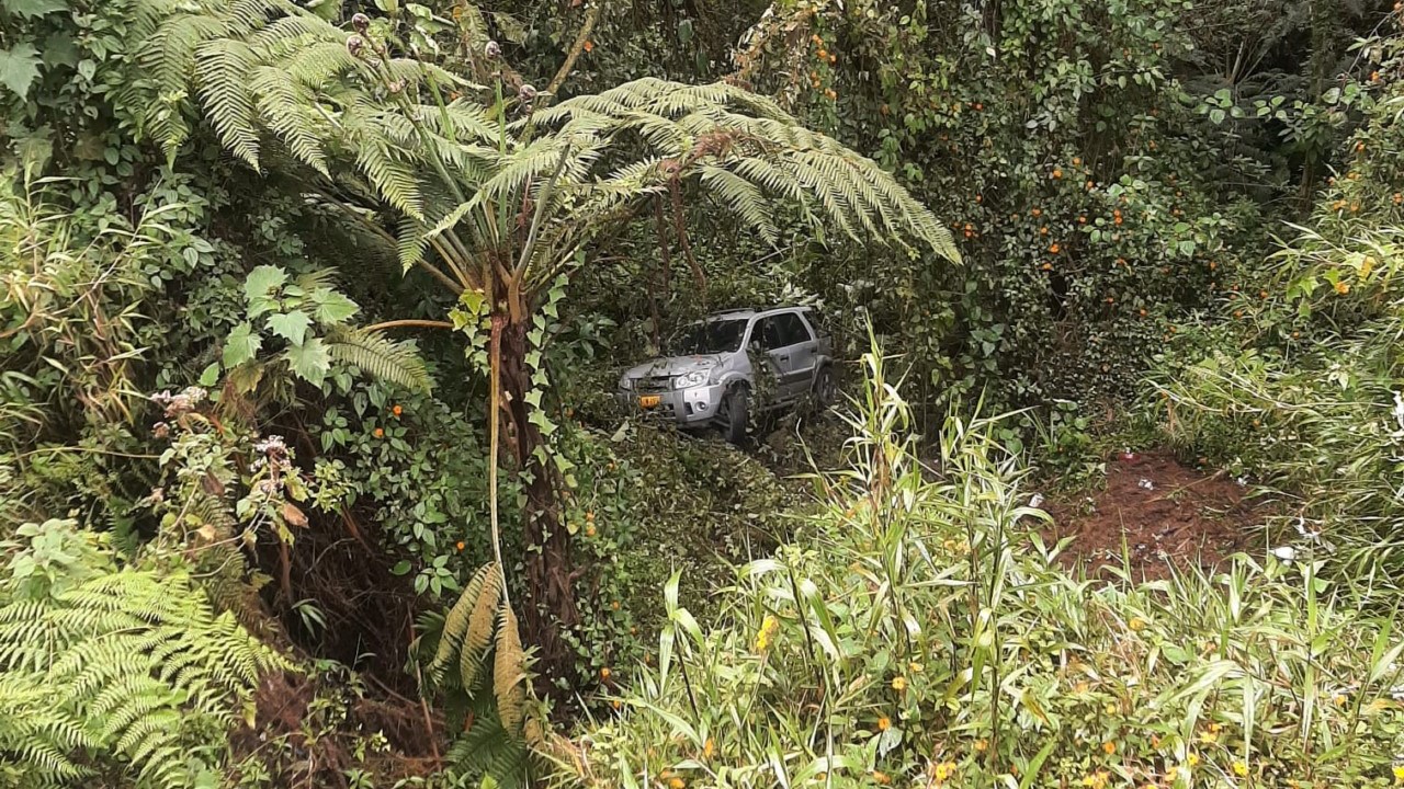 ¡Qué susto! Carro cayó 30 metros por un abismo en Manizales