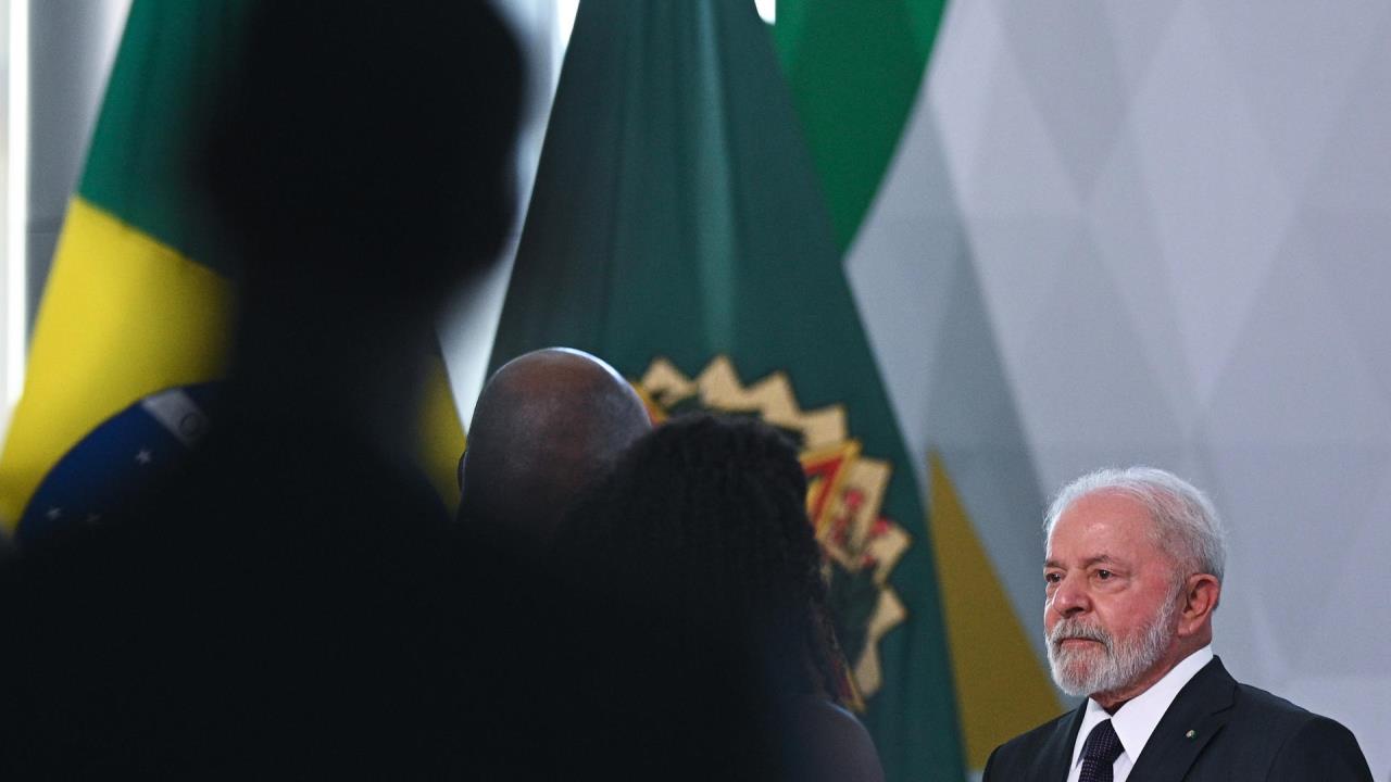 Lula completa 100 días turbulentos de control de cuarteles y gestos sociales