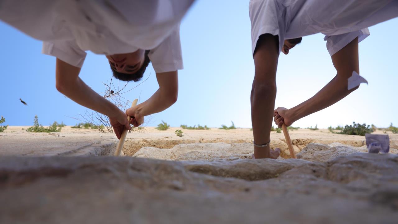 Retiran miles de plegarias del Muro de los Lamentos, en limpieza pre Pésaj