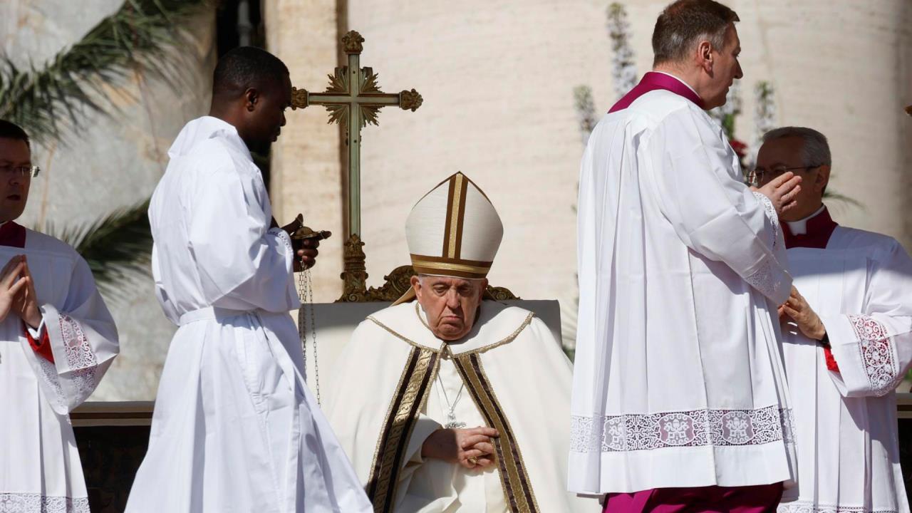 El papa ruega por la paz en Ucrania y Jerusalén en su mensaje de Pascua
