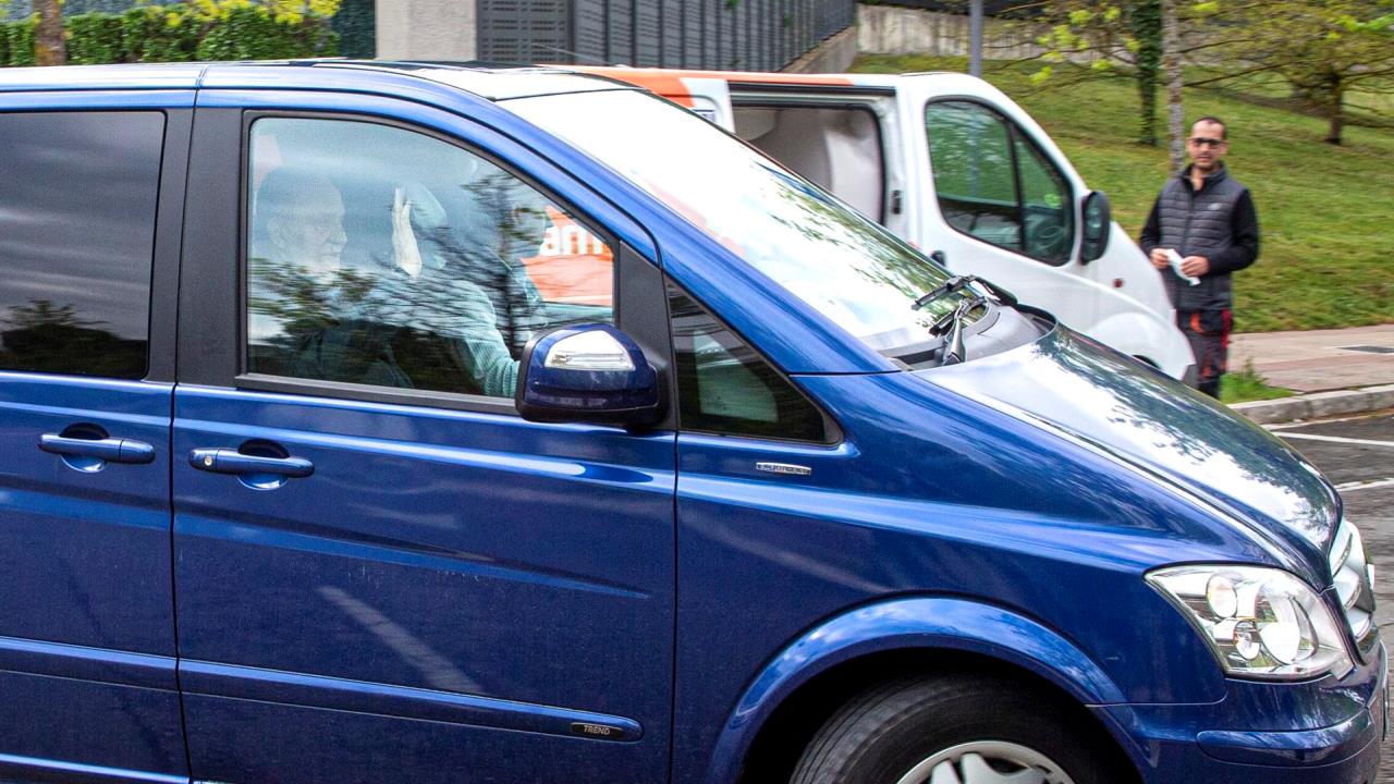 El rey Juan Carlos abandona clínica en España tras una revisión médica