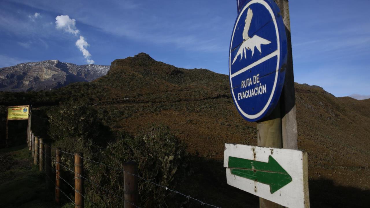 Baja la actividad sísmica de volcán Nevado del Ruiz, en el centro de Colombia
