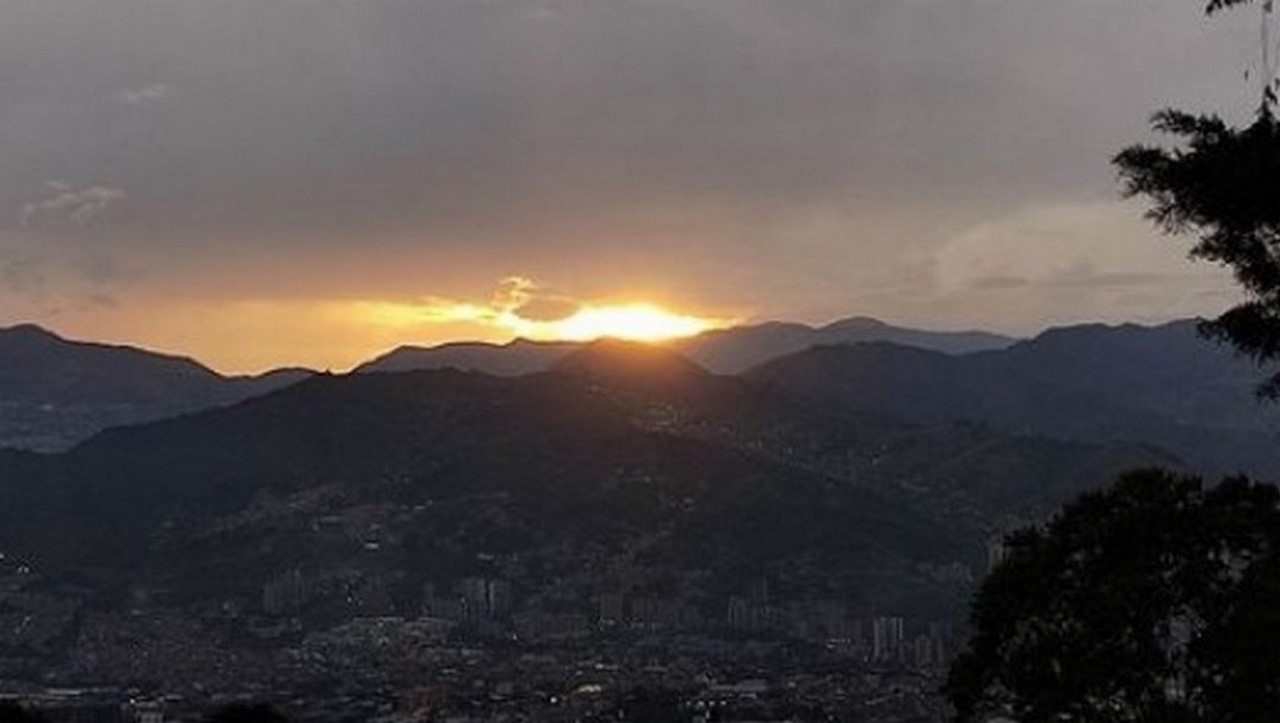 ¡Mágica! Medellín y sus atardeceres coloridos y otras veces como hoy ...