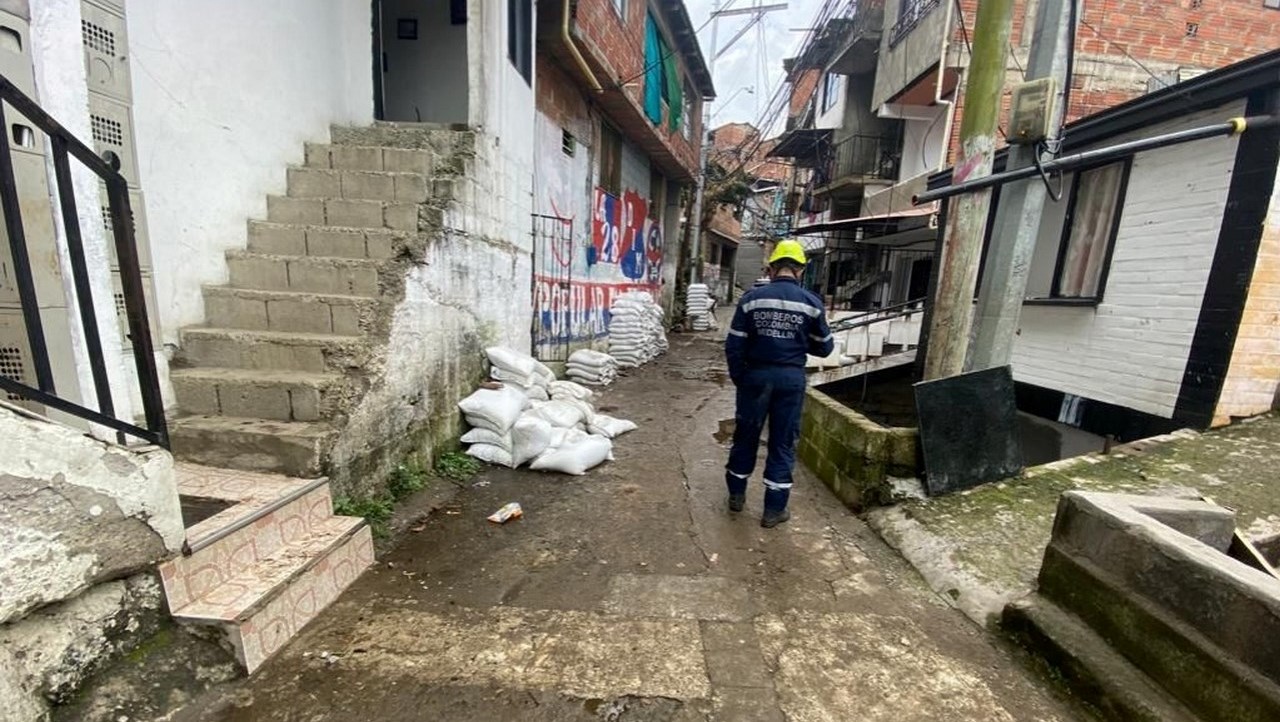 Bomberos llegaron hasta Santo Domingo a atender inundacion en via publica