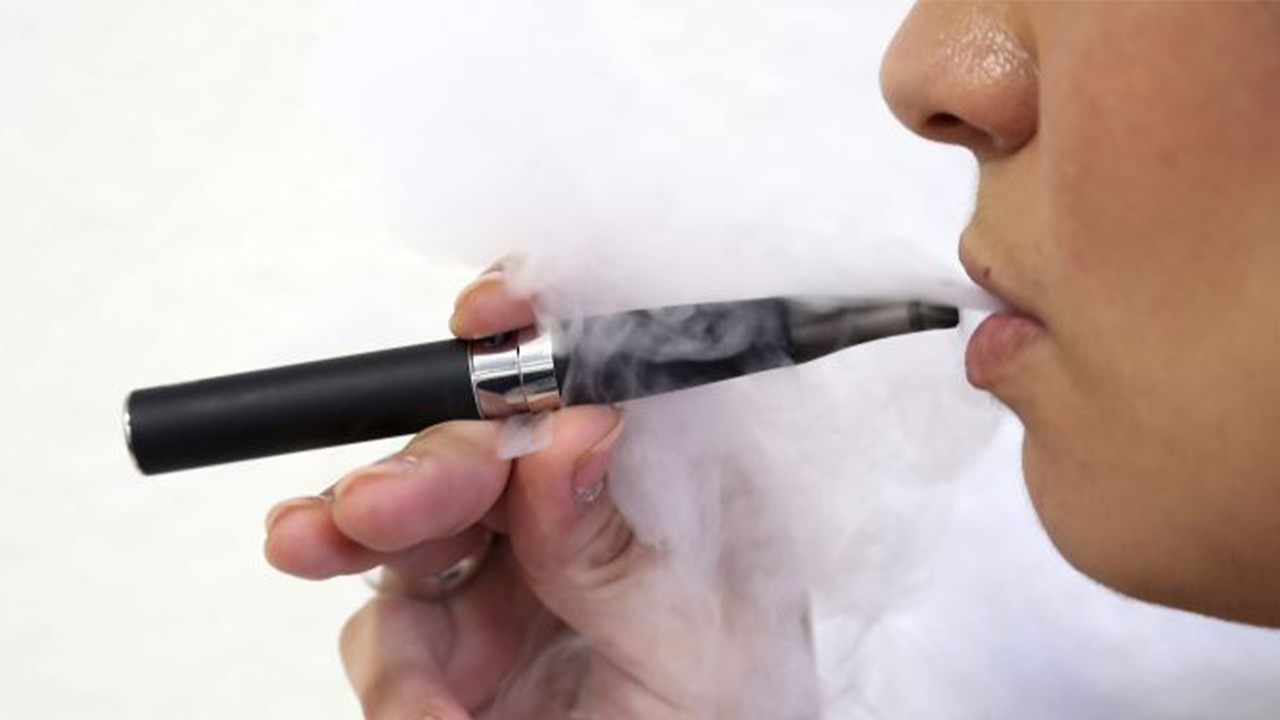 Prohíben la venta y consumo de vapeadores en menores de edad