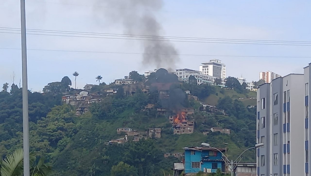 FOTOS. Reportan incendio estructural en el sector Liborio