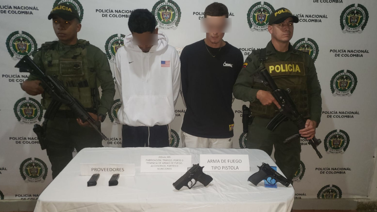 FOTO: La Policía le echó mano a dos 'visajosos' que andaban 'enfierrados' en Urrao