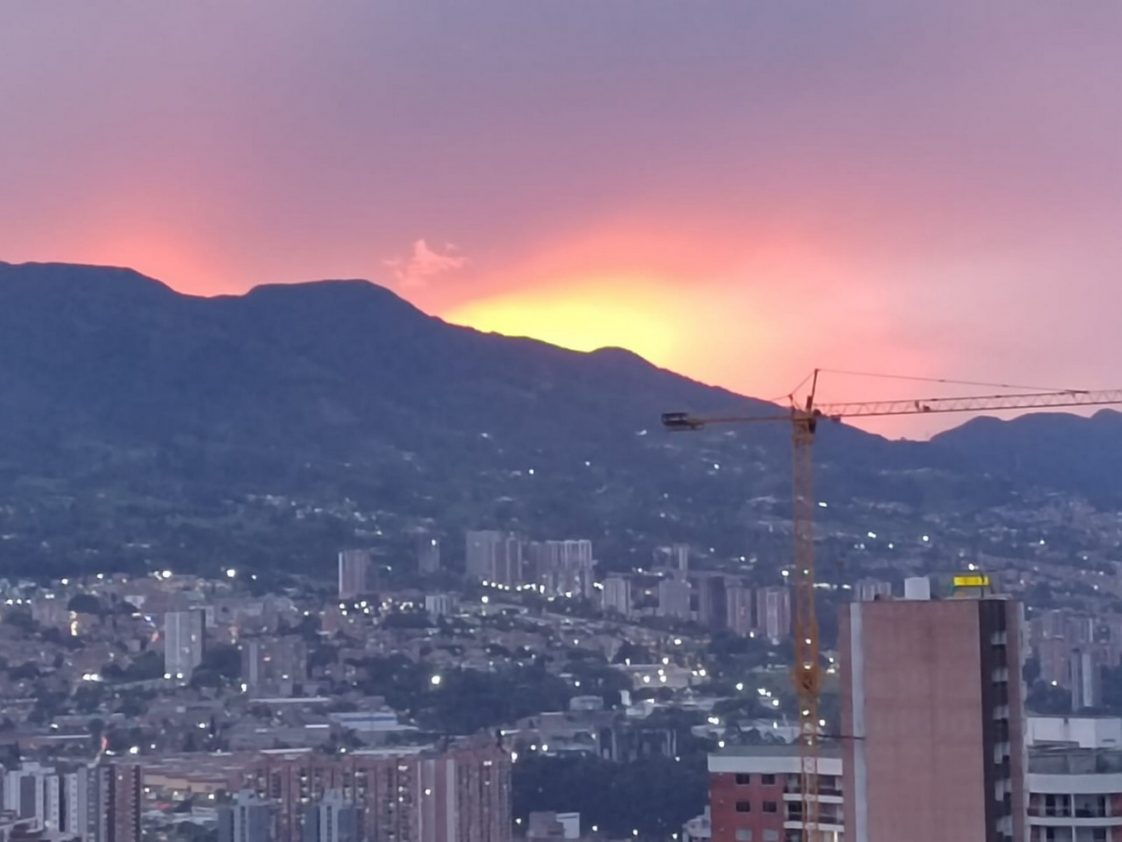 ¡Mágica! Medellín y sus atardeceres coloridos y otras veces como hoy ...
