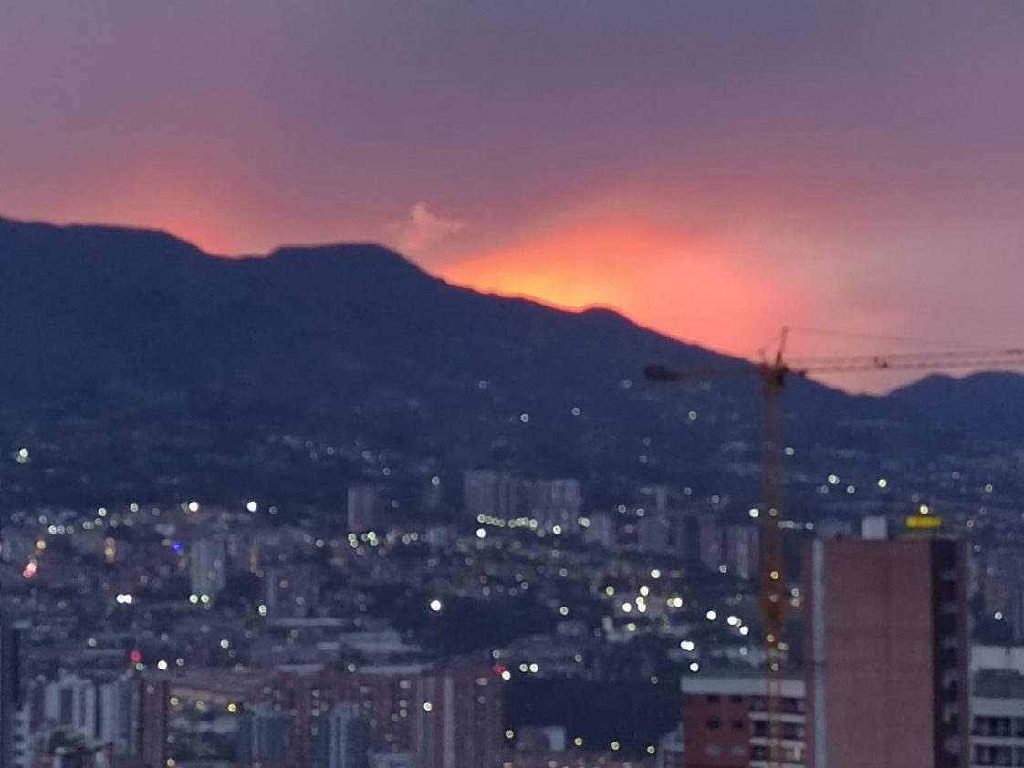 ¡Mágica! Medellín y sus atardeceres coloridos y otras veces como hoy ...