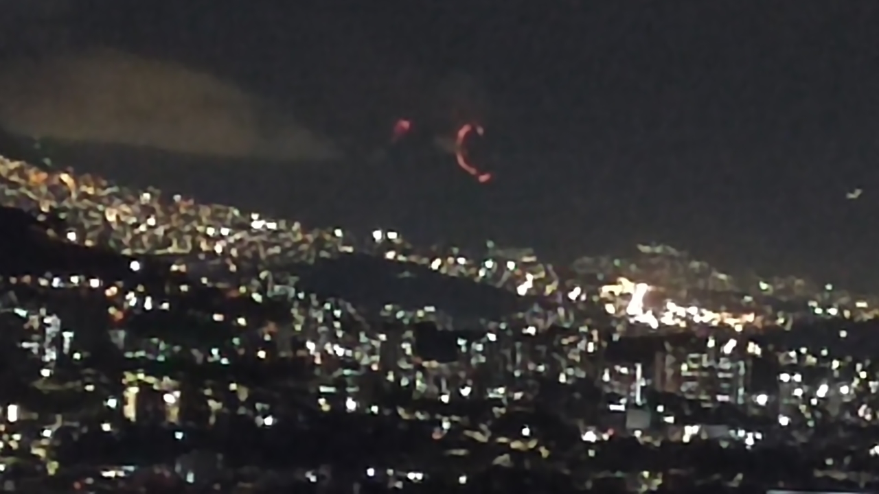 FOTOS: ¡Son dos! Voraces incendios en cerro Quitasol se ven desde Sabaneta