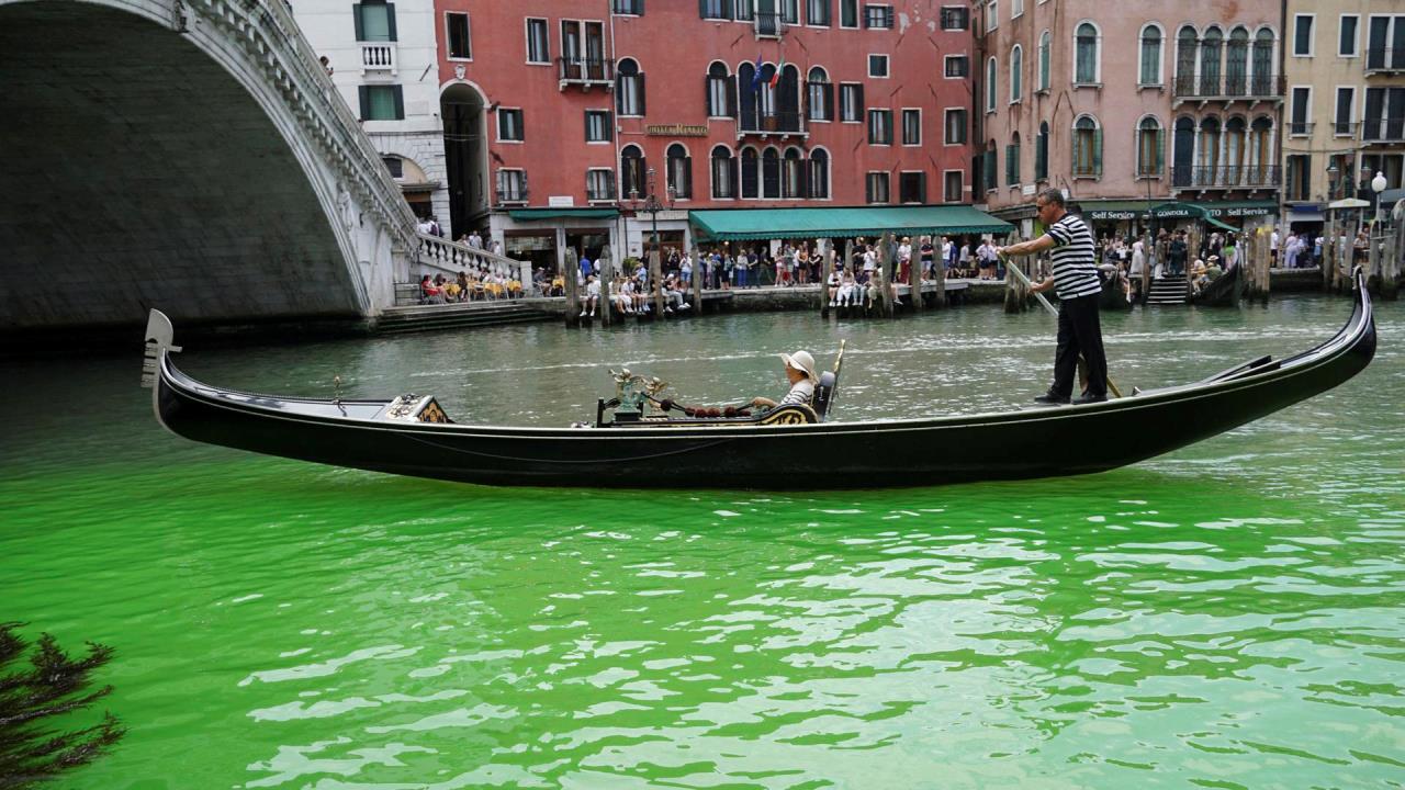 El agua del Gran Canal de Venecia se tiñe de un misterioso verde fluorescente