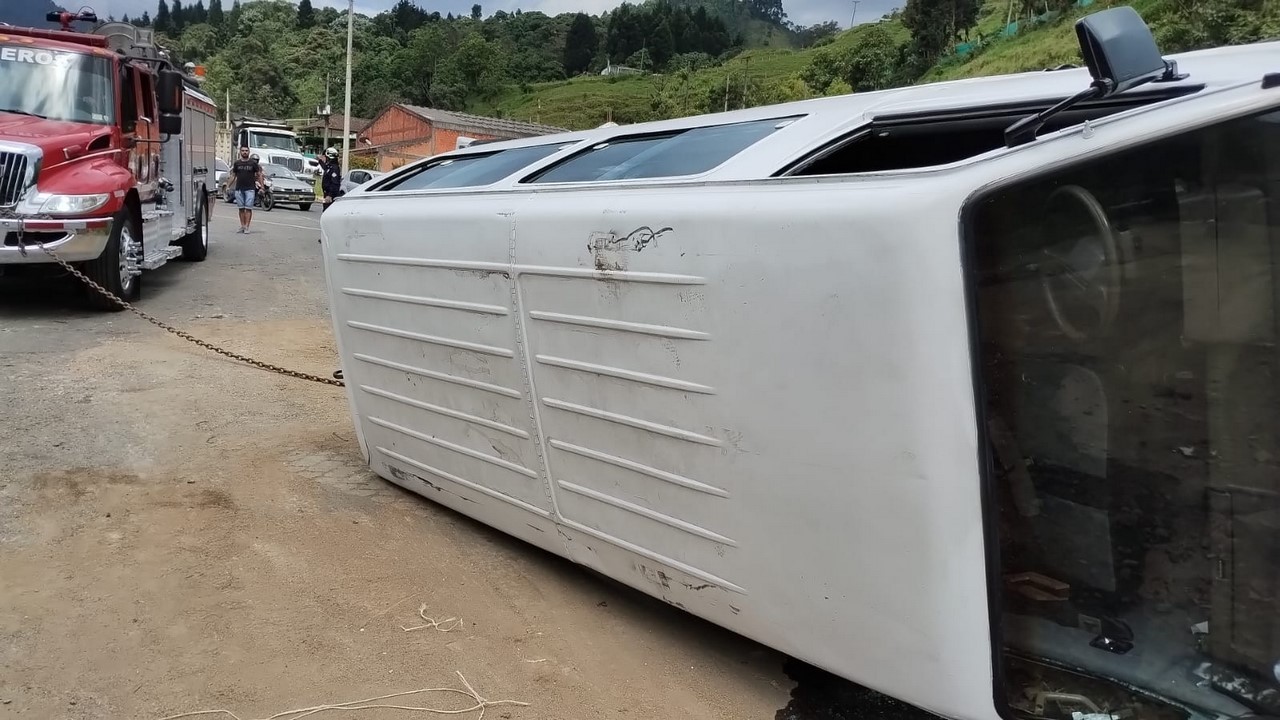 FOTOS. ¡Tremendo susto! Camioneta terminó volcada en la vía Panamericana