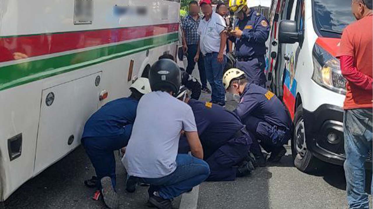 VIDEO Y FOTOS. Accidente en Copacabana: Motociclista se dio contra un bus al querer esquivar una tractomula