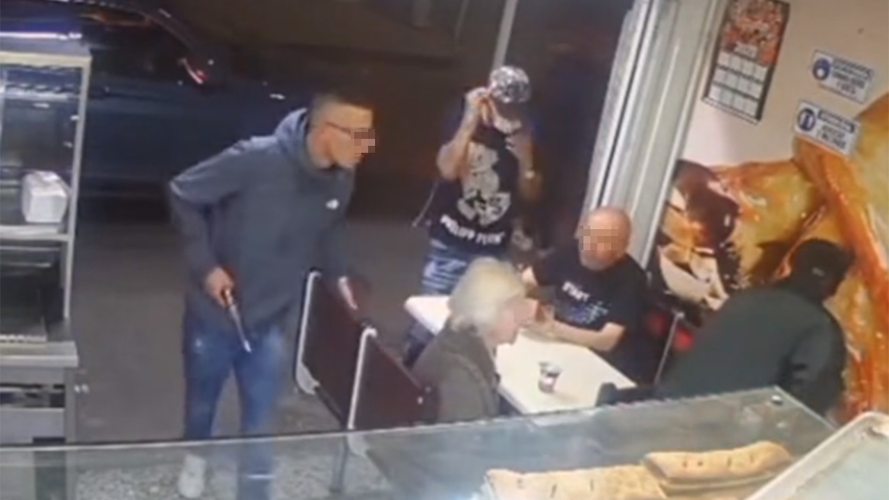 Cuatro hombres le roban hasta el pan de la merienda a dos abuelitos en Bogota