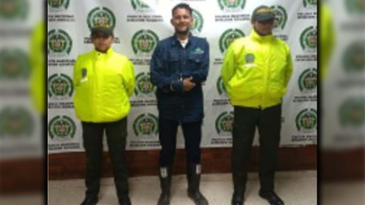 Fue capturado por pegarle a la mujer y posó sonriente frente a la cámara