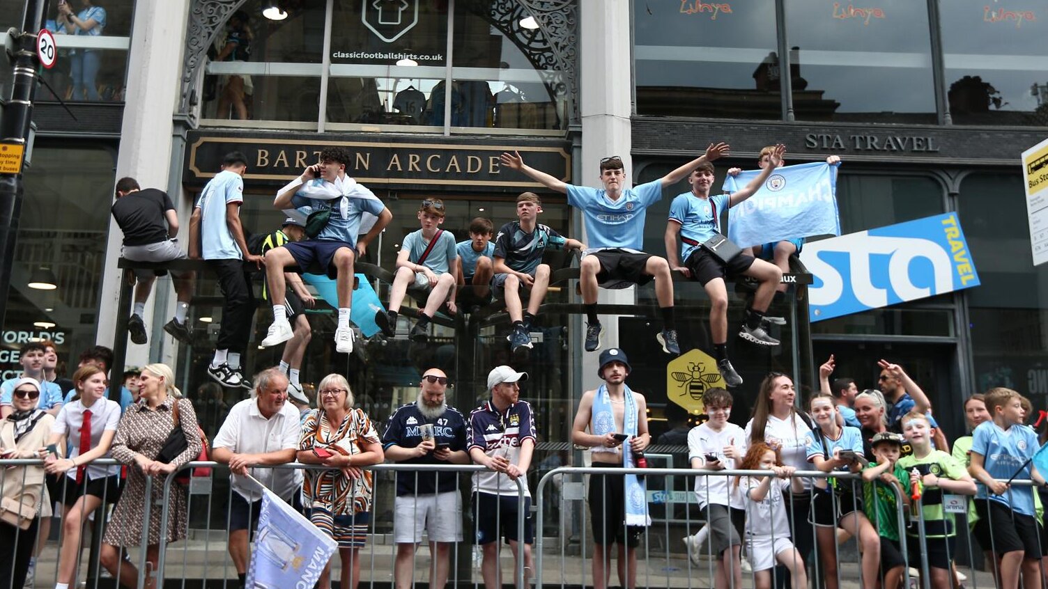Hinchas desafían intensa lluvia para festejar con el Manchester City
