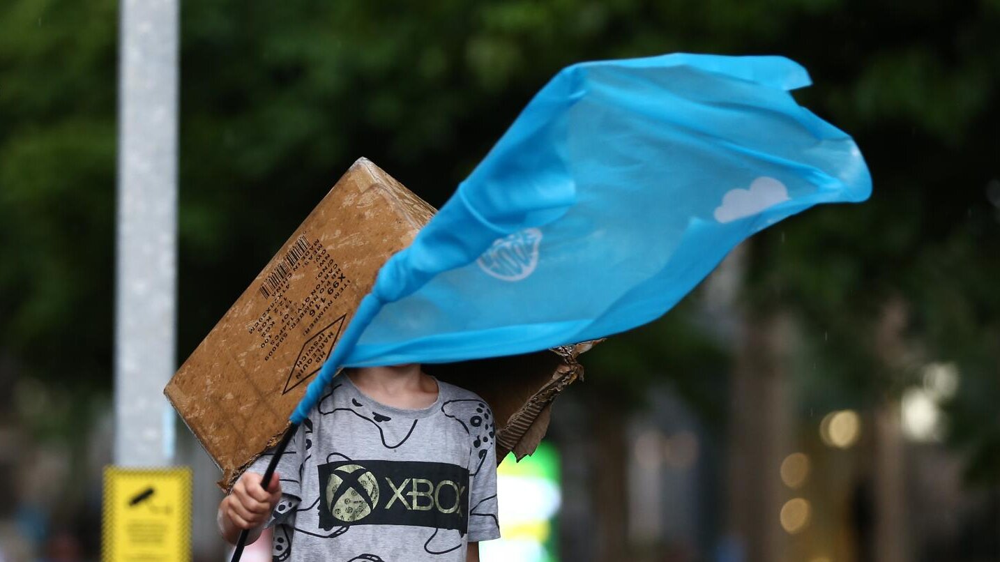 Hinchas desafían intensa lluvia para festejar con el Manchester City 2