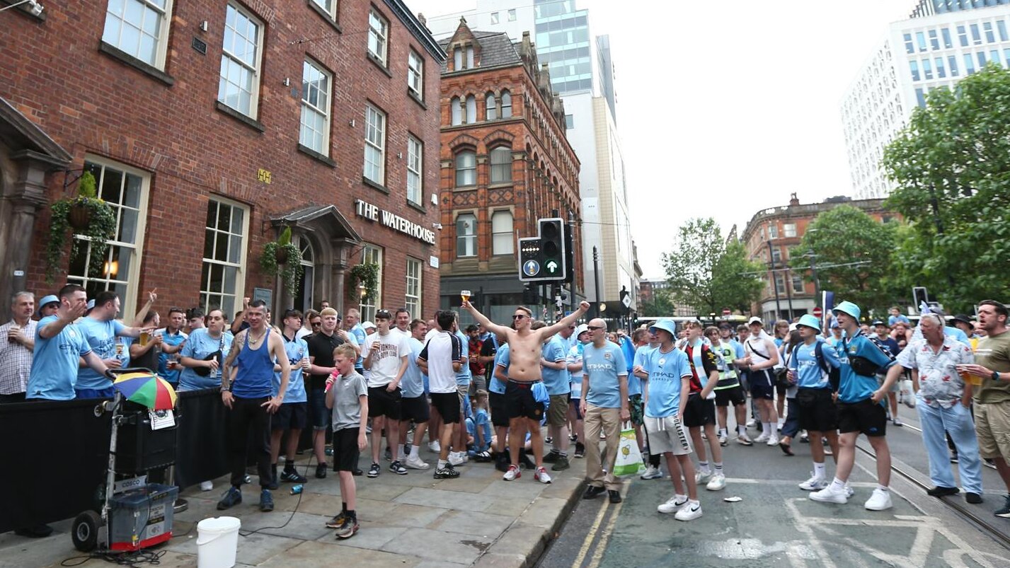 Hinchas desafían intensa lluvia para festejar con el Manchester City 3