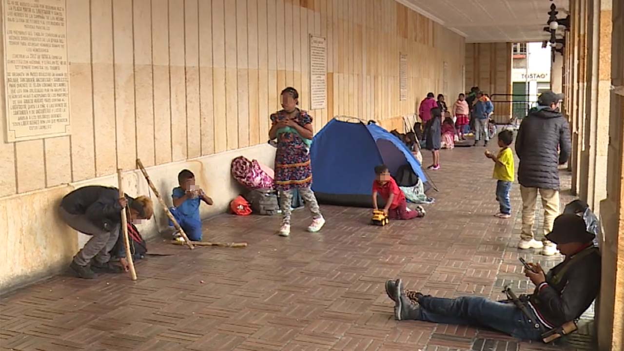 VIDEO. Indígenas Embera-Katío se toman pasillo de la Alcaldía de Bogotá