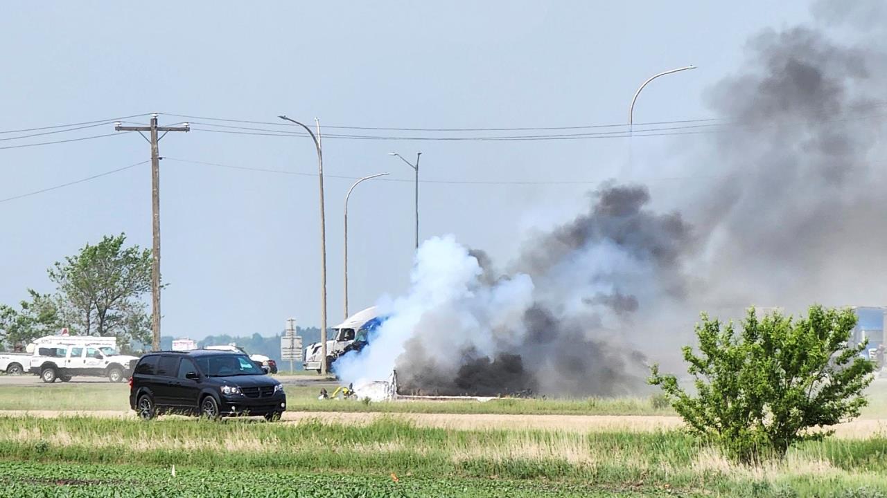 El microbús en el que murieron 15 personas causó el accidente, según la Policía canadiense