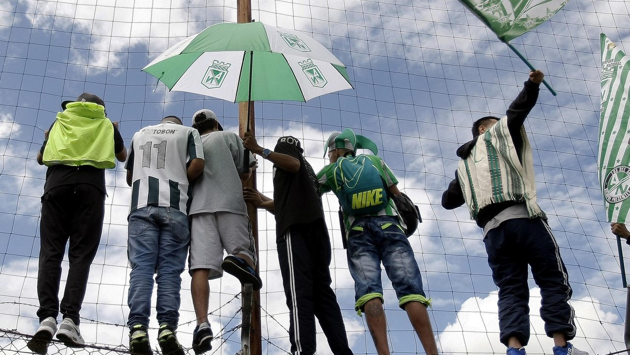 Fotografía de archivo en la que se registró a un grupo de hinchas del Nacional de Colombia. EFE/Luis Noriega