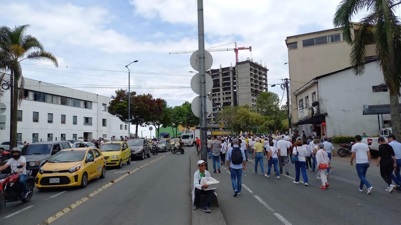 Continúa el cierre total en la avenida Santander, así avanza la marcha en Manizales