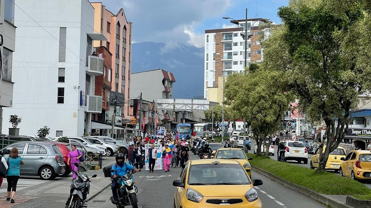 FOTOS: En Manizales, la marcha avanza por la avenida Santander