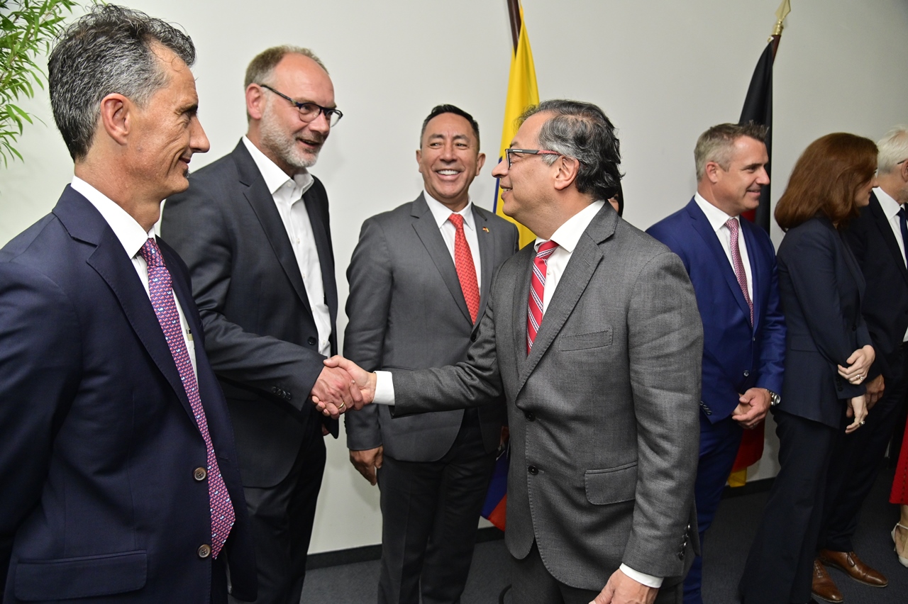 FOTOS: "No puede ser que los colombianos deban renunciar a su nacionalidad para pedir la alemana": Petro en Berlín 7 petro en berlin7