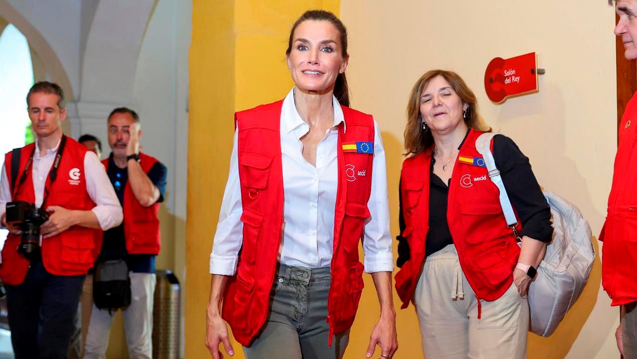 La reina Letizia abre su agenda en Colombia con una reunión con cooperantes españoles
