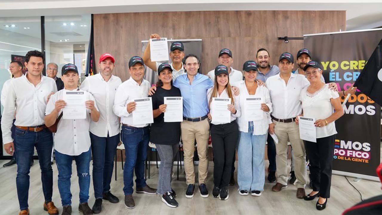 Fico Gutiérrez entregó avales de Creemos en el departamento de Risaralda