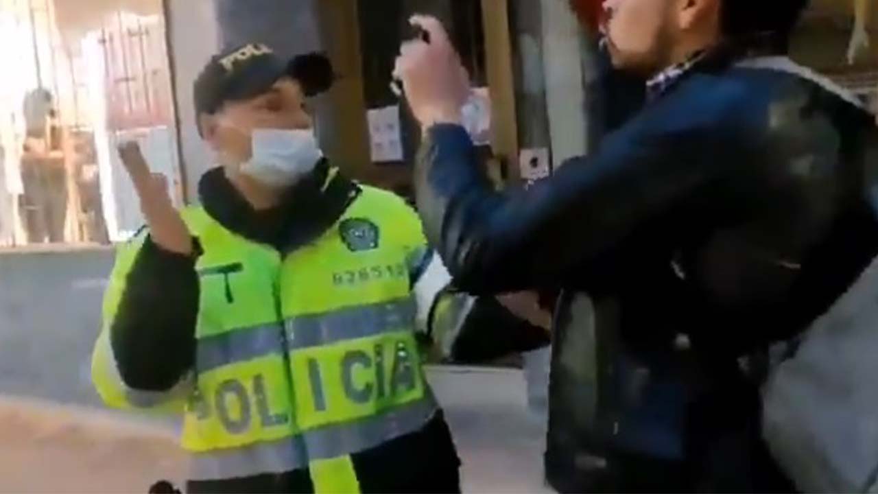 Cargos contra policía grabado agrediendo a un periodista en Tunja