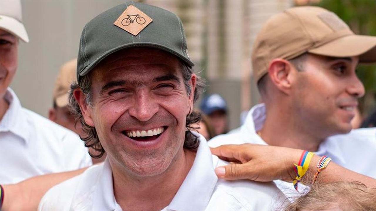 El alcalde de Medellín ya hizo su aporte de un millón de pesos para la ‘Vaca’ por las vías de Antioquia