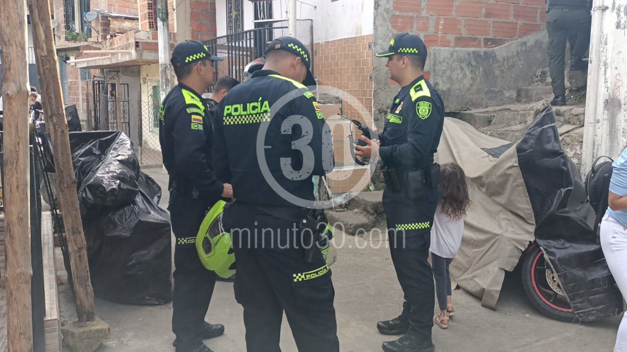 VIDEO Y FOTOS. ¿Sería por droga? Mataron a un hombre dentro una casa en Medellín 3 Policia Popular 1