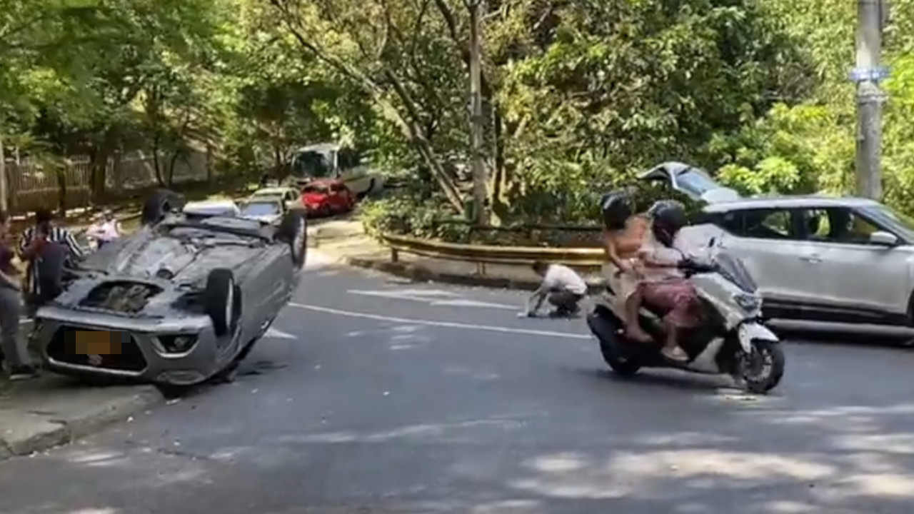 VIDEO. Terminó con las llantas arriba, carro se volcó en la loma de Los Bernal