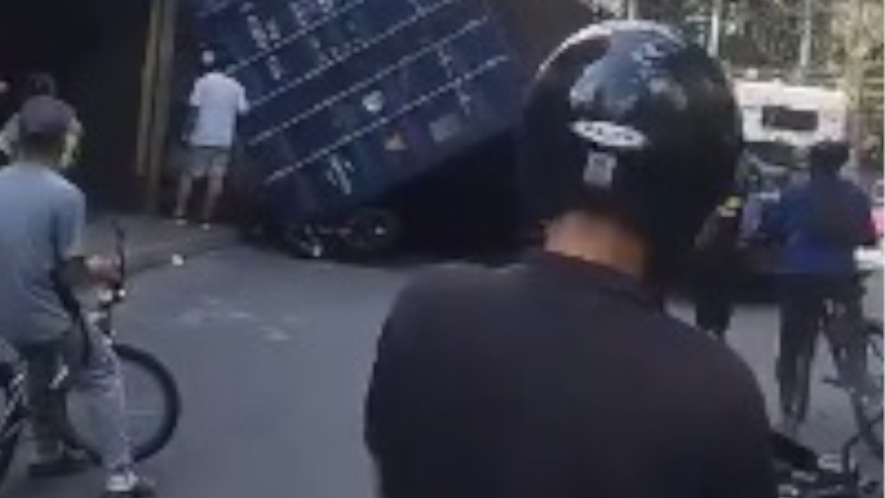 VIDEO. En Sabaneta, un contenedor cayó encima de una motocicleta