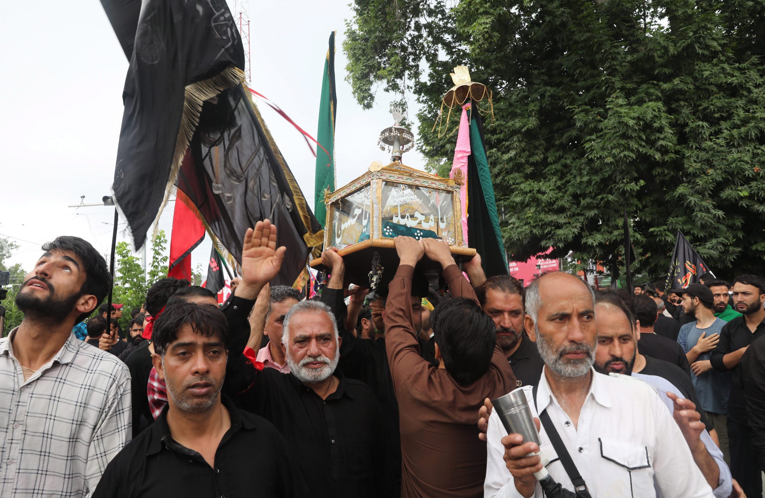 La India autoriza una tradicional procesión chií prohibida hace 33 años en Cachemira