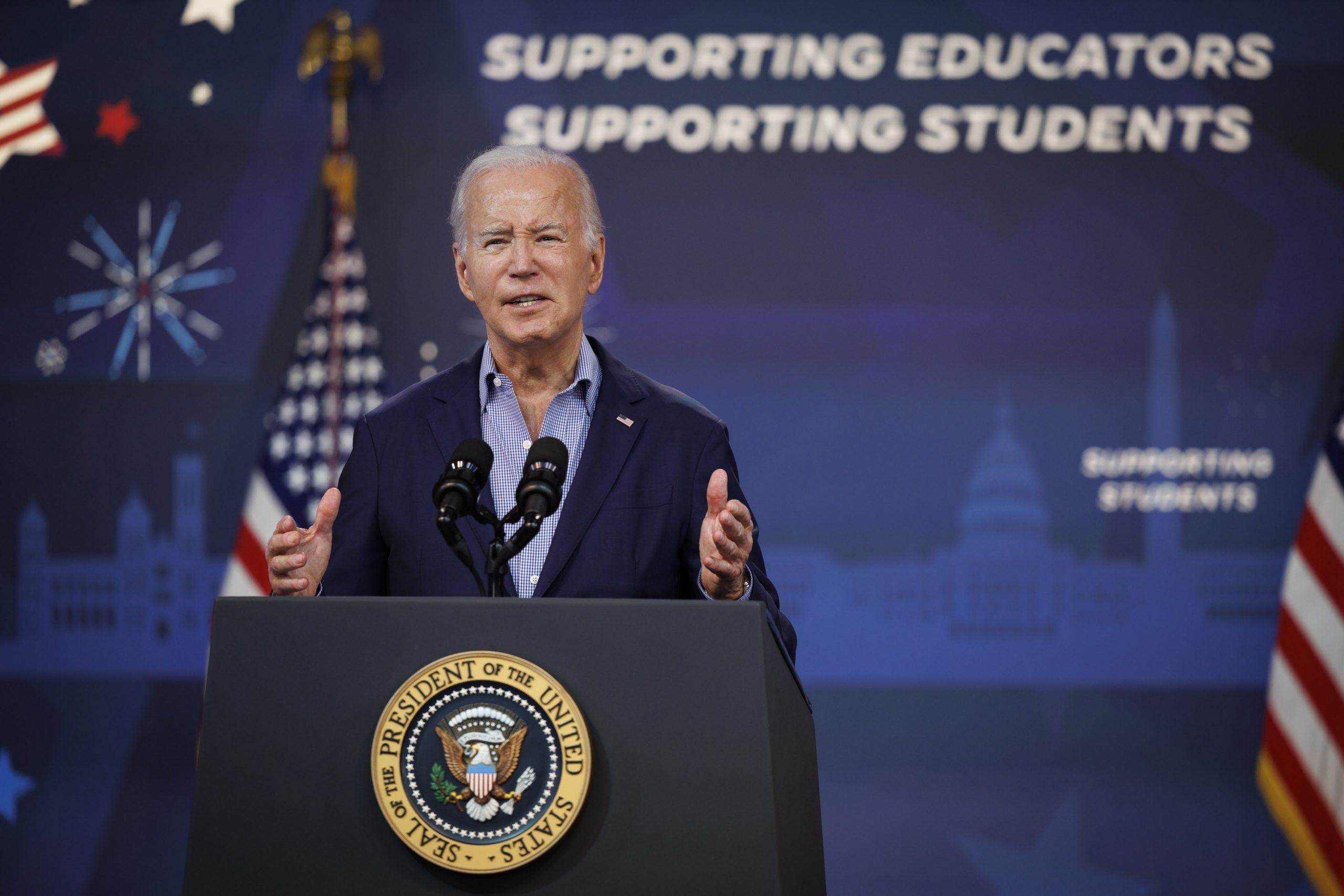 Biden lanza un nuevo programa de pago de la deuda estudiantil que se ajusta a los ingresos
