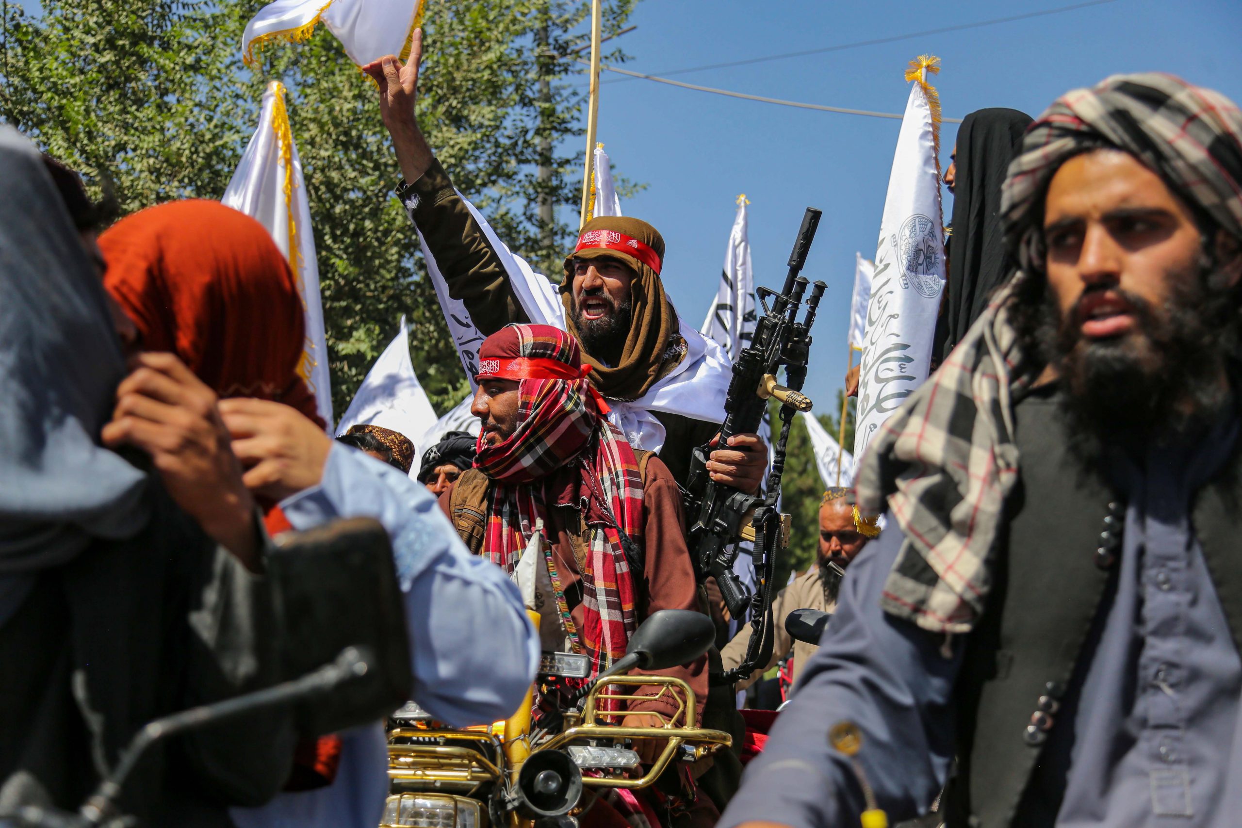 Los talibanes celebran la “conquista de Kabul” frente al “día negro” para las mujeres