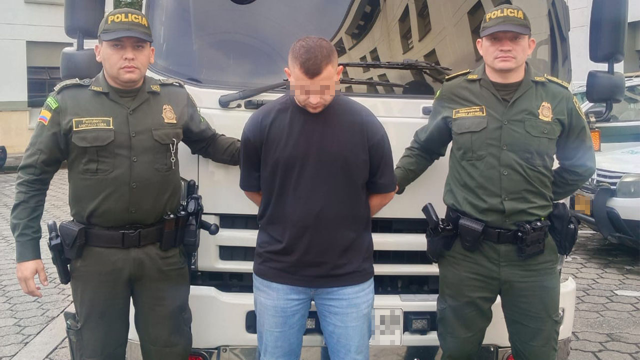 ‘Lo tuvieron que perseguir’: sujeto hurtó un furgón con cerdos en Bello