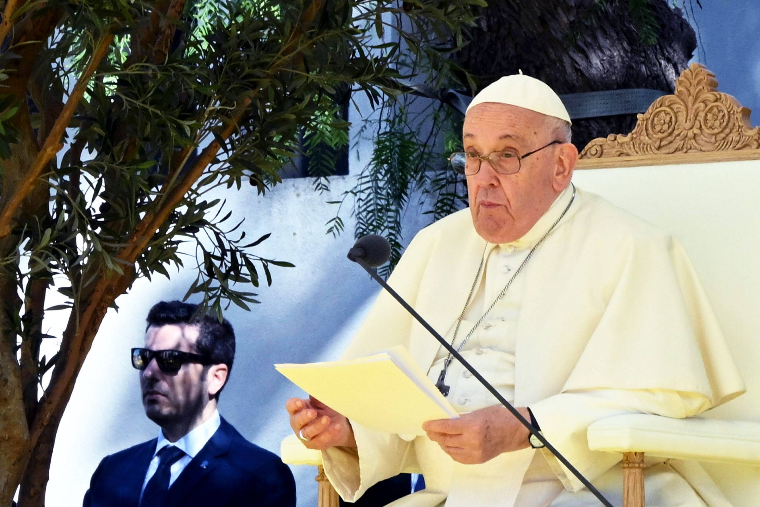 El papa se reunió en Lisboa con 15 jóvenes llegados de Ucrania y les expresó su cercanía