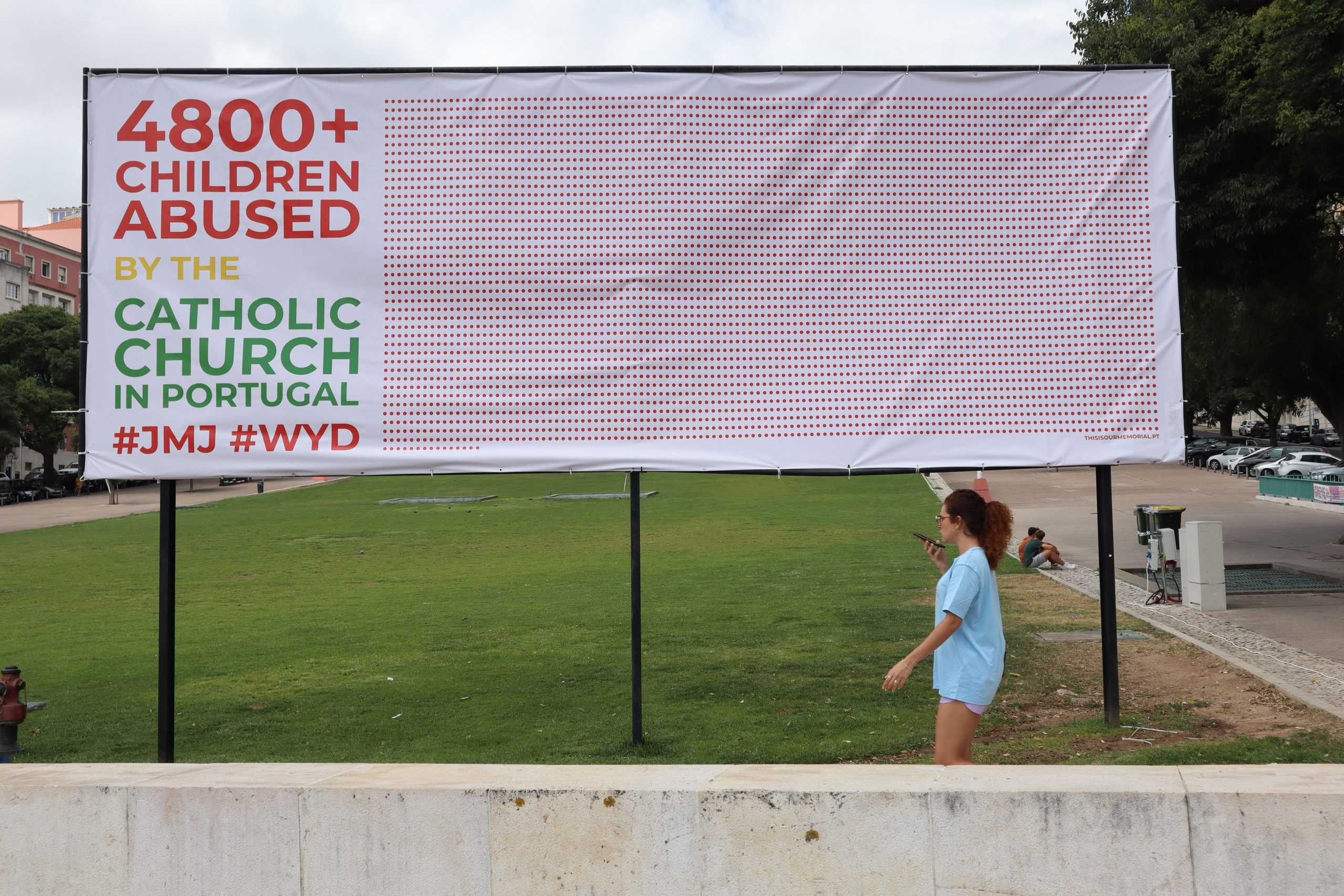 Carteles denuncian los abusos a menores en la Iglesia católica en Lisboa
