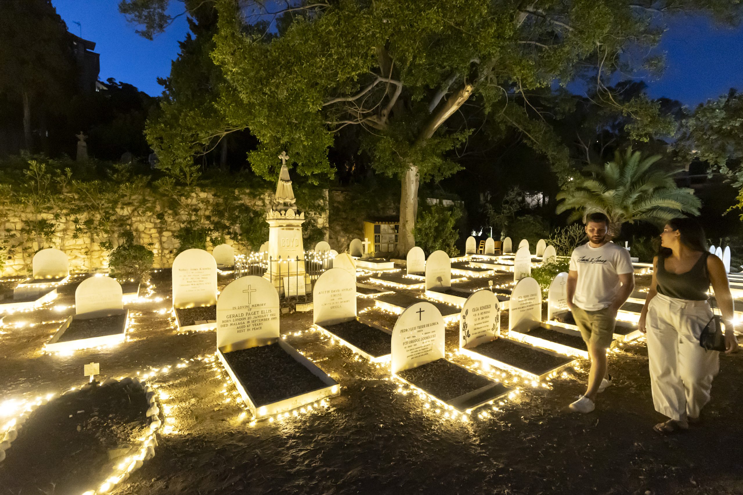La necrópolis protestante más antigua de España revive en las noches de