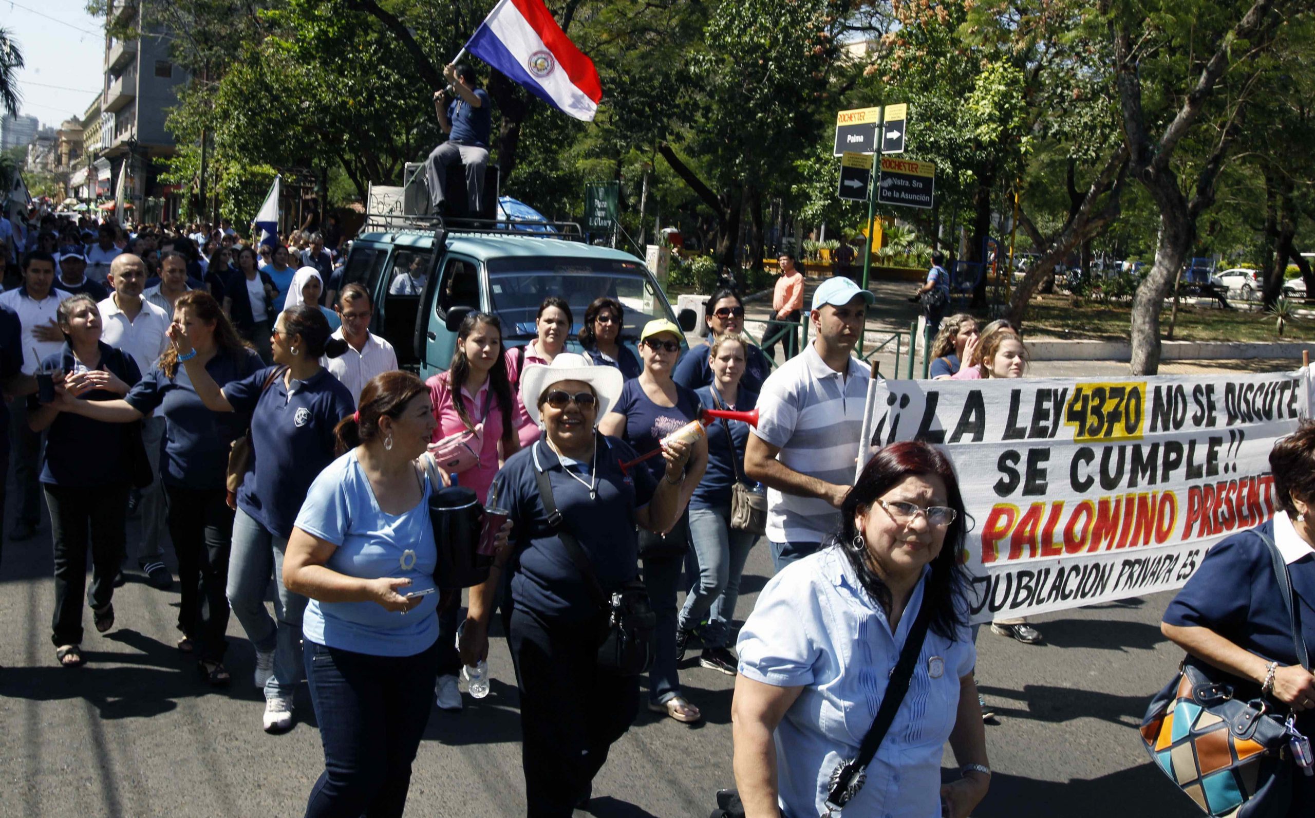 Maestros paraguayos llaman a suspender clases para exigirle a Peña el pago de deudas históricas