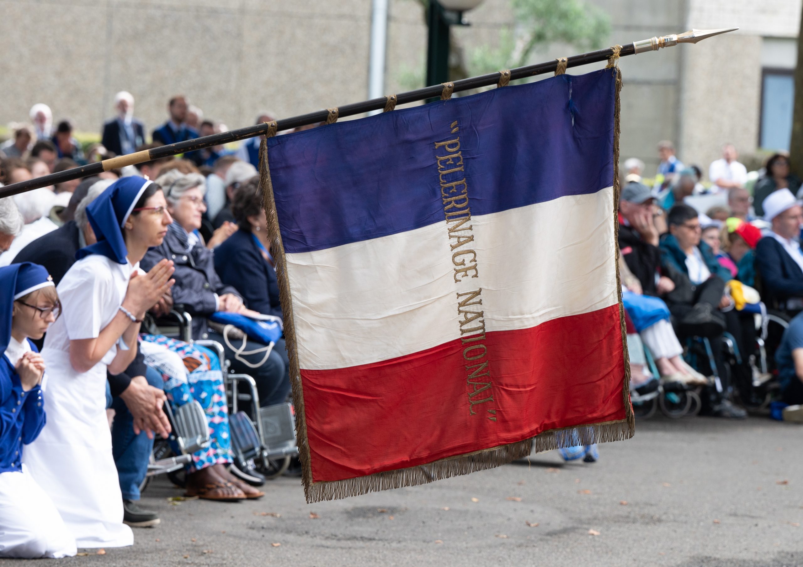 Miles de personas en el 150 aniversario del peregrinaje francés al santuario de Lourdes