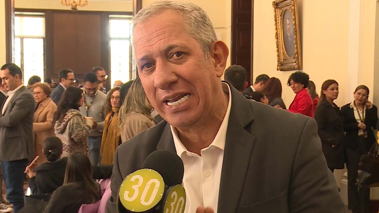 El Senado aprobo en segundo debate la reduccion de salarios de congresistas y altos funcionarios del estado